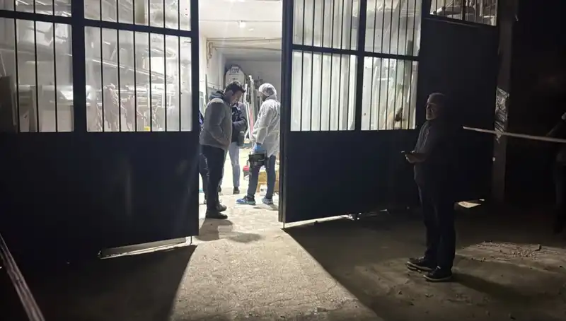 İş Yerinde Korkunç Cinayet: Cinayet Şüphelileri Battaniye ile Üstünü Örtmüş