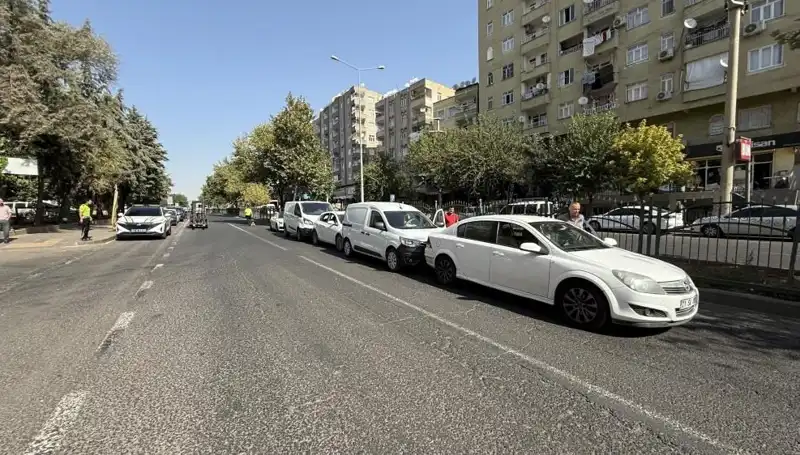 Diyarbakır’da Feci Kaza: 5 Araç Birbirine Girdi, Yaralılar Var