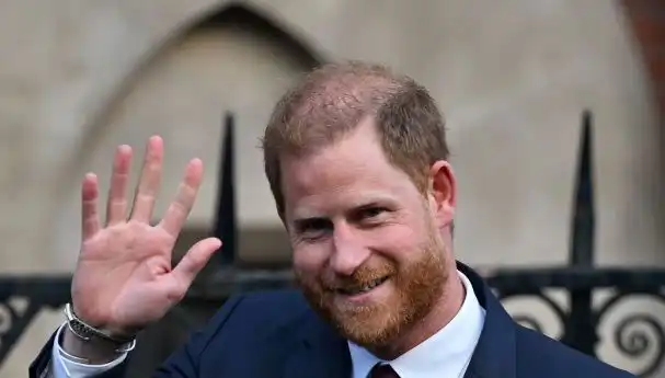 Prens Harry, Kraliyet Ailesi ile Barış Sağlamak İçin Zeytin Dalı Gibi Bir Adım Attı