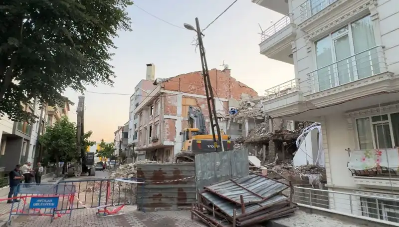 Yıkım Sırasında Koptu: İki Sokakta Elektrik Kesintisi Yaşandı