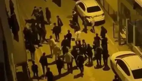 Esenyurt'ta Sopalı Çatışma: Mahallede Gençler Arasında Büyük Kargaşa