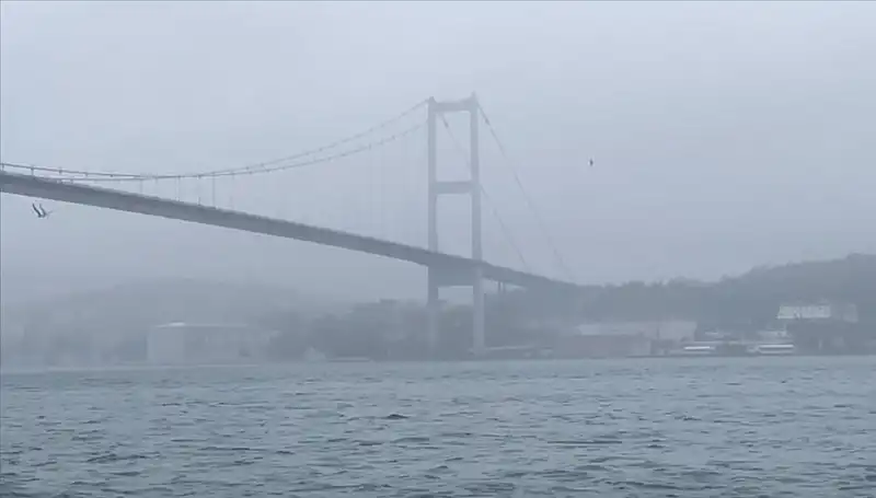 İstanbul Boğazı'nda Yoğun Sis, Gemi Trafiğinde Aksamalar Yaşanıyor