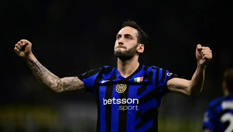 Hakan Çalhanoğlu'nun Tatili ve Inter ile Geleceği Üzerine Kritik Gelişmeler!