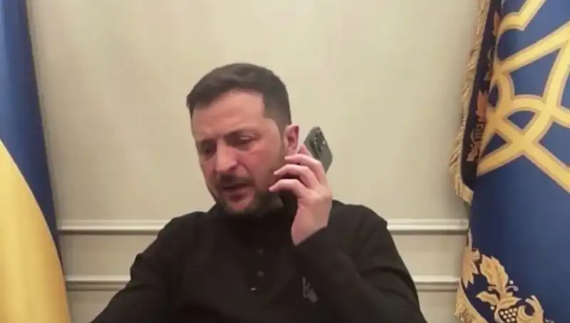 Zelenski'nin Basın Toplantısında Macron'dan Şaşırtan Telefon Görüşmesi!