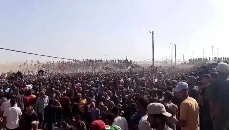 İsrail'in Filistinli Yardım Konvoyuna Saldırısı: 30 Can Aldı