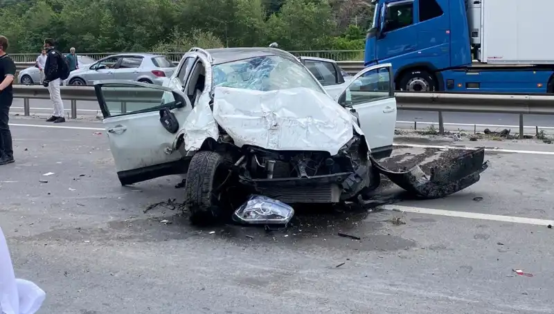 Betona Çarparak Bariyerlere İniş Yapan Araçta Üç Yaralı
