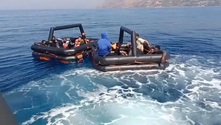 Ayvacık'ta Dramatik Kurtuluş: 19 Kaçak Göçmen Sahil Güvenlik Tarafından Kurtarıldı
