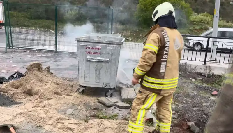Başakşehir'de Çöp Konteynerinden Yükselen Dumanlar, Kimyasal Tehlike Alarmı Verdi