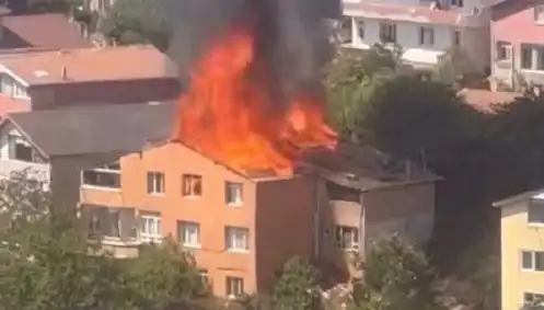 İstanbul'un Kalbinde Yangın Paniği: Dört Kişi Kurtarılmayı Bekliyor!