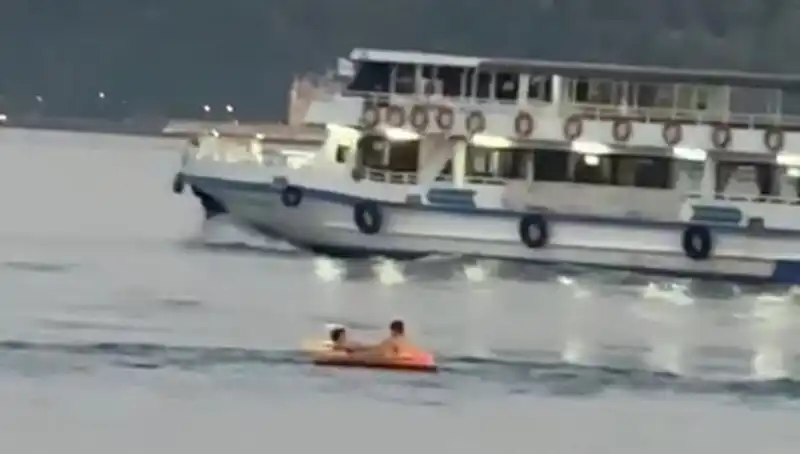 Sarıyer Sahilinde Şok An: İki Çocuk Botla Denize Açıltı