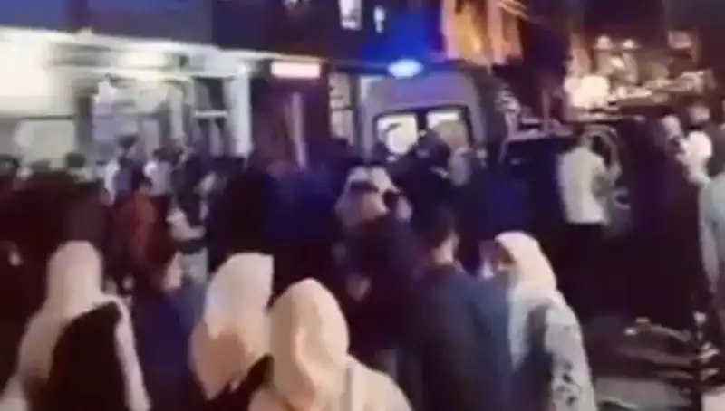 Genç Kız Kader Balkondan Düşerek Hayatını Tehlikeye Atmış Olabilir!