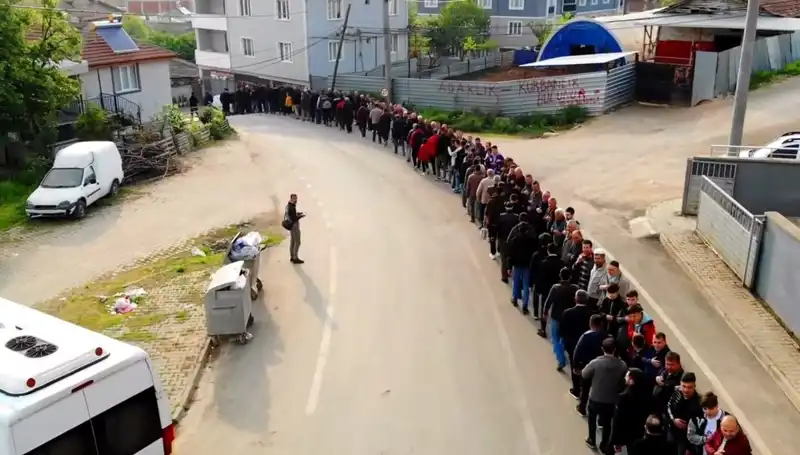 Bursa Mahallesinde Bayramlaşma Geleneği: 1 Kilometrelik Kuyruk Oluşturdu