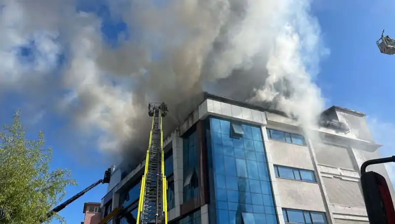 Esenyurt'ta Tekstil Atölyesinde Yangın: Çağrılar Yetersiz Kaldı, Maddi Hasar Büyük