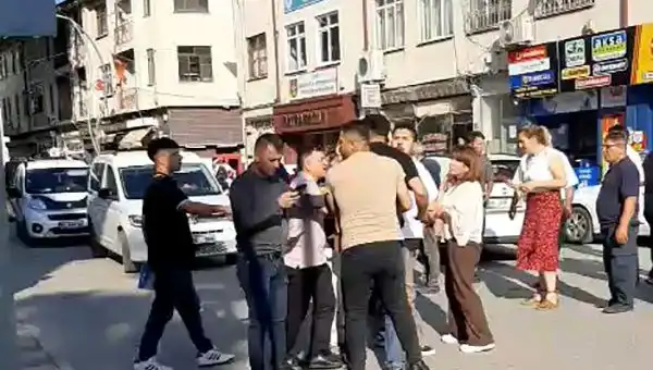 Gazinin Trafikte Darp Edilmesi: O Anlar Kamerada Yer Aldı