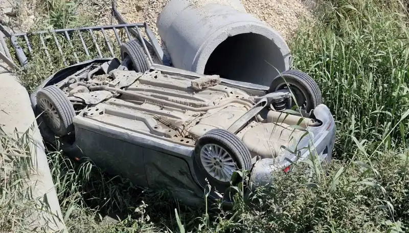 Pikap ile Çarpışan Araç Su Kanalına Devrildi: İki Kişi Yaralandı